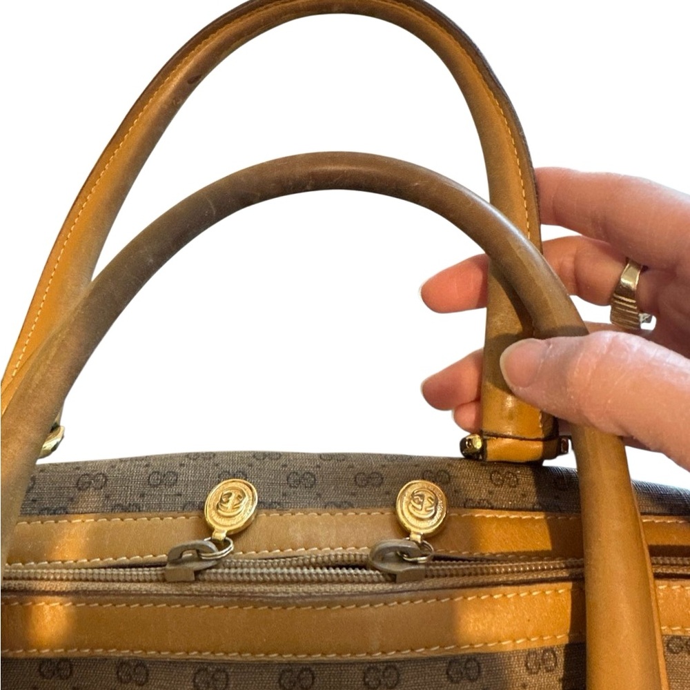 Gucci Beige Interior with Gold Accent - Picture 14 of 15